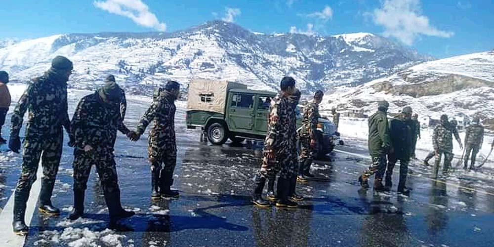 जुम्ला विमानस्थलमा परेको हिउँ फाल्दै नेपाली सेना
